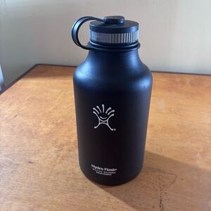 Hydroflask 64oz 1.9 liter large black vacuum insulated growler canteen thermos